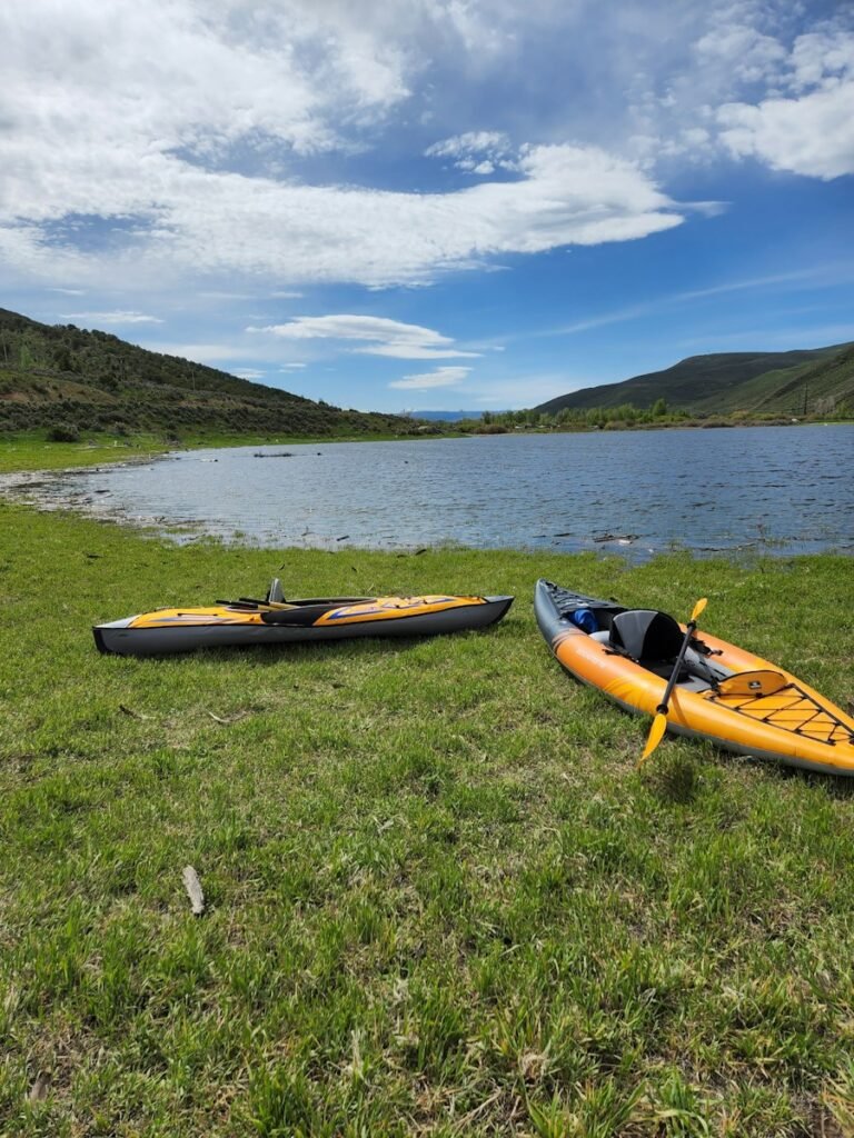 Tips and Tricks for Efficiently Maneuvering an Inflatable Kayak